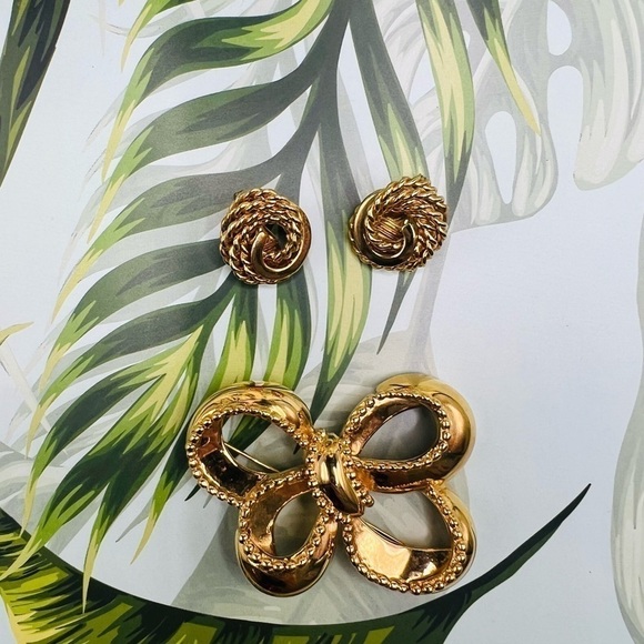 MONET BROOCH & EARRING SET | Gold Tone Bow Rope Style Earrings Clip Style - Picture 10 of 10